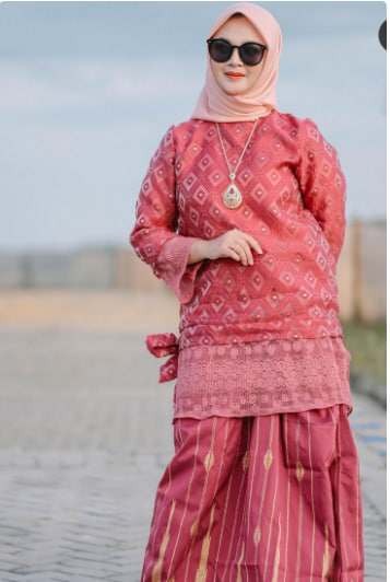 Set Baju Organsa Renda Kotak Maroon