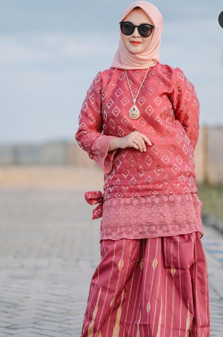 Set Baju Organsa Renda Kotak Maroon