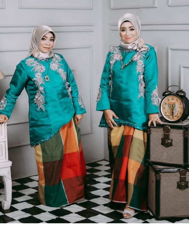 Set Baju Organsa  Payet Hijau Datu Silver