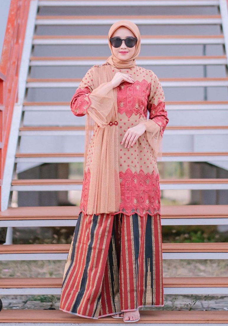 Set Baju Renda Selendang Maroon