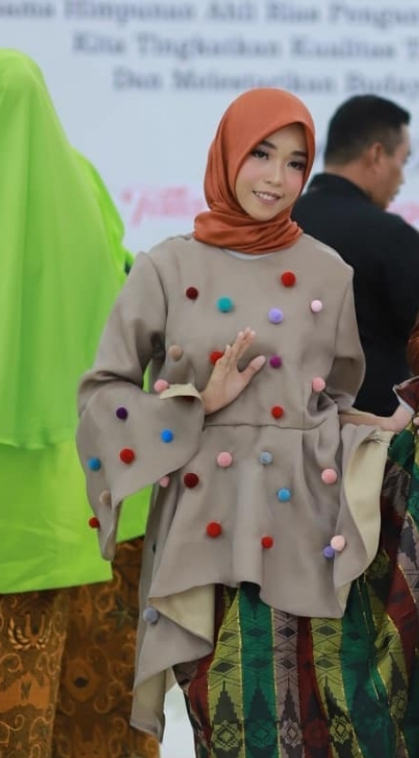 Set Baju Pompom Krem