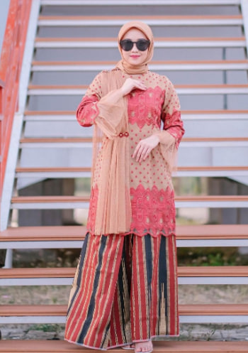 Set Baju Renda Selendang Maroon