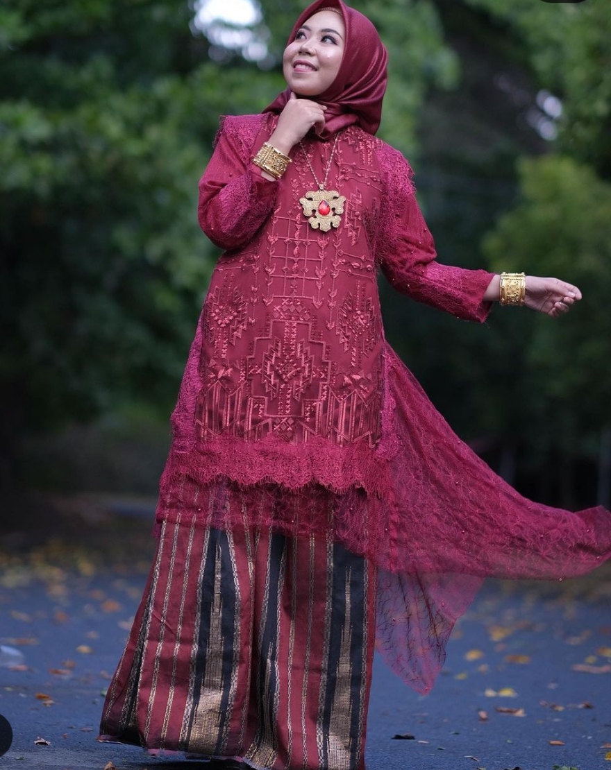 Set Baju Renda Maroon