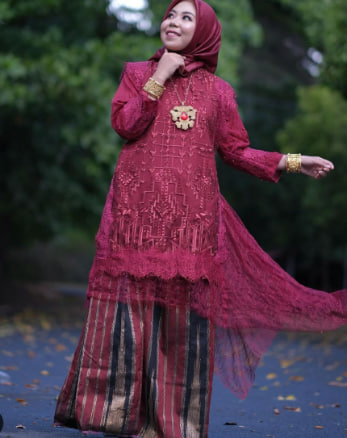 Set Baju Renda Maroon